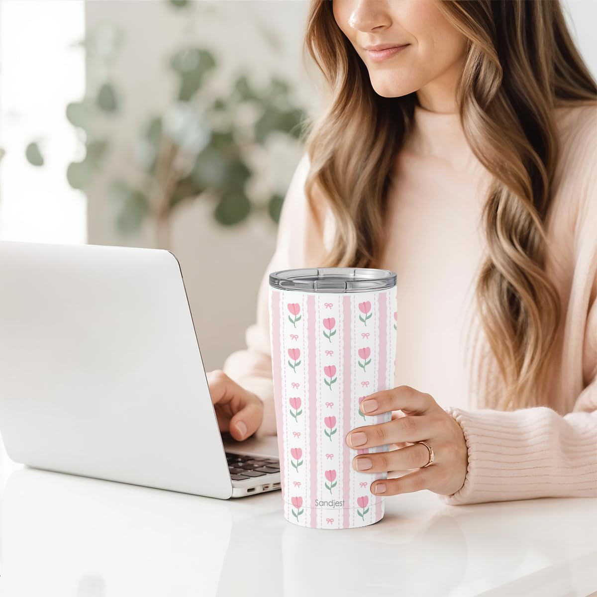 SANDJEST Tulip Tumbler’s secure lid enables one-handed sipping.