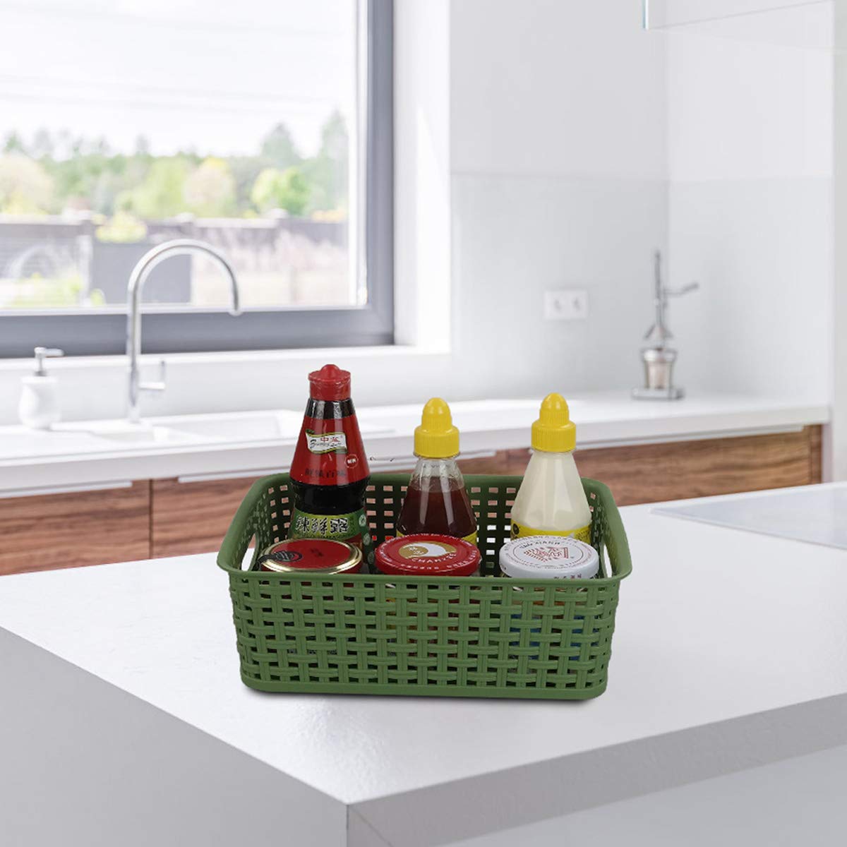 Sandmovie green weave basket blends with modern kitchen decor.