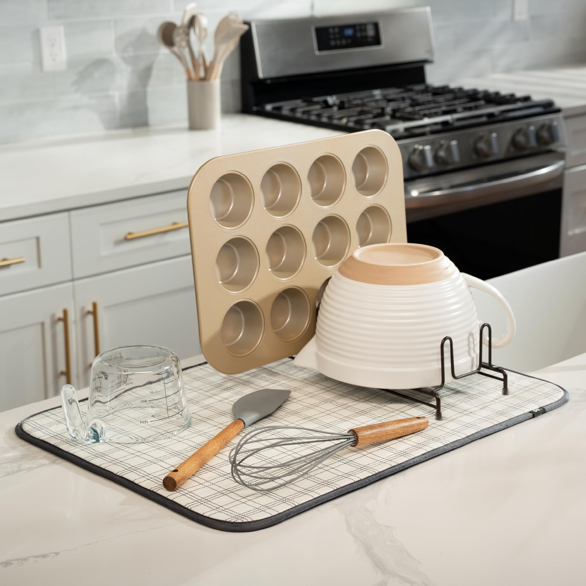 S&T INC. Absorbent microfiber mat soaks up water quickly for pans and utensils.
