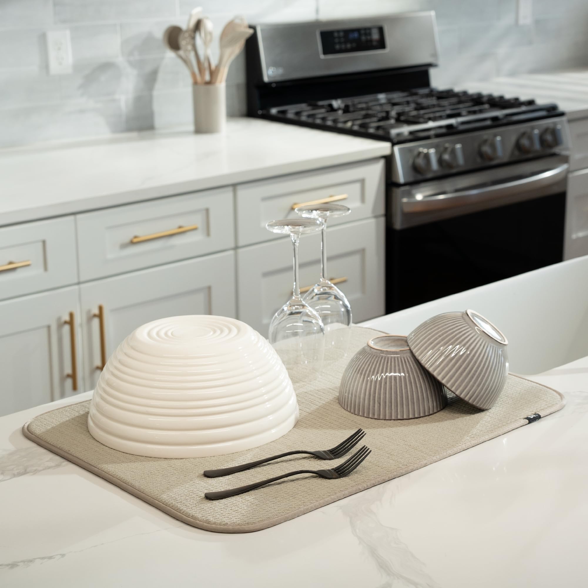 S&T INC. Absorbent microfiber mat with wine glasses protects delicate stems.