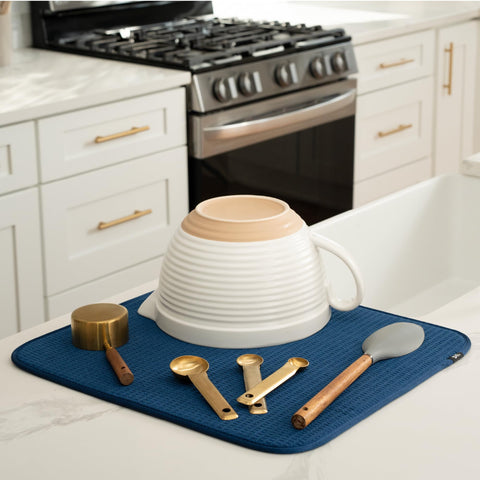 S&T INC. microfiber mat demonstrates high absorbency to keep countertops dry.