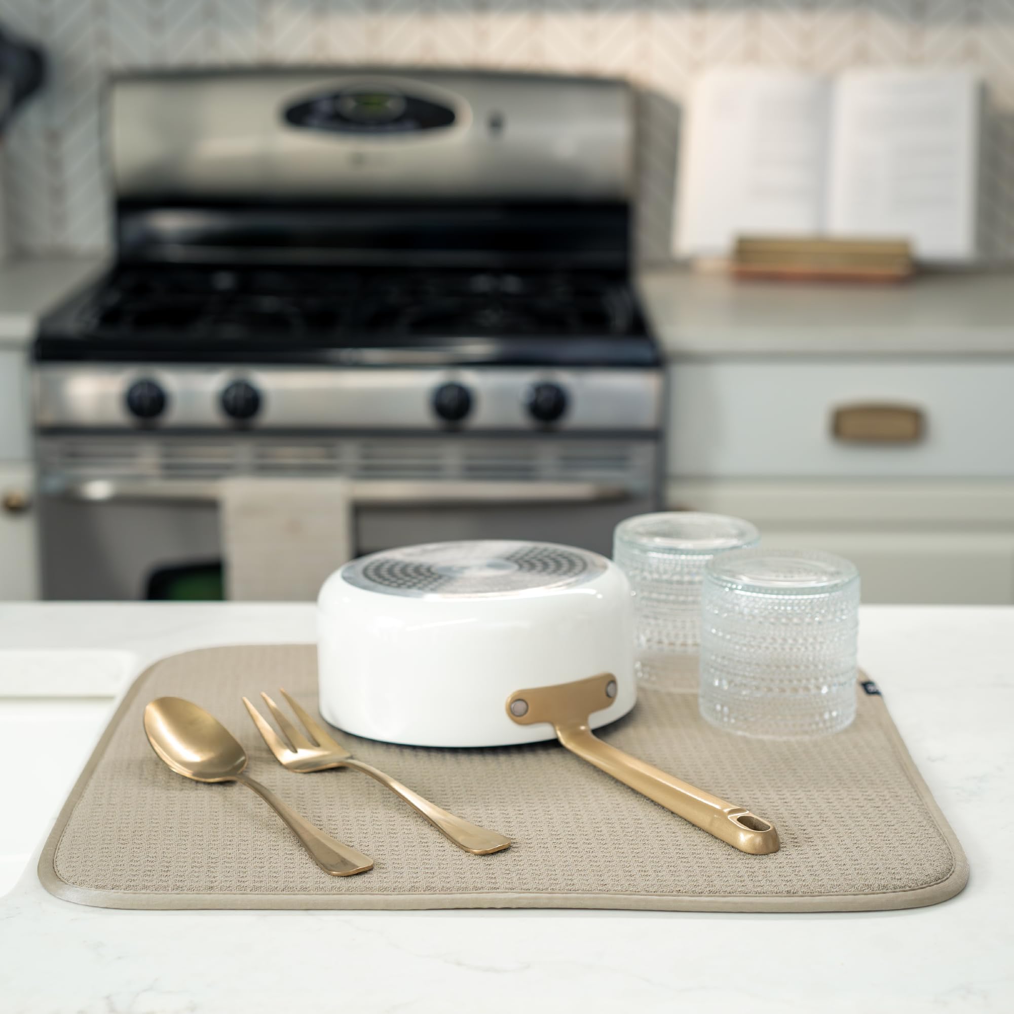 S&T INC. under-drying-rack setup keeps countertops dry and organized.