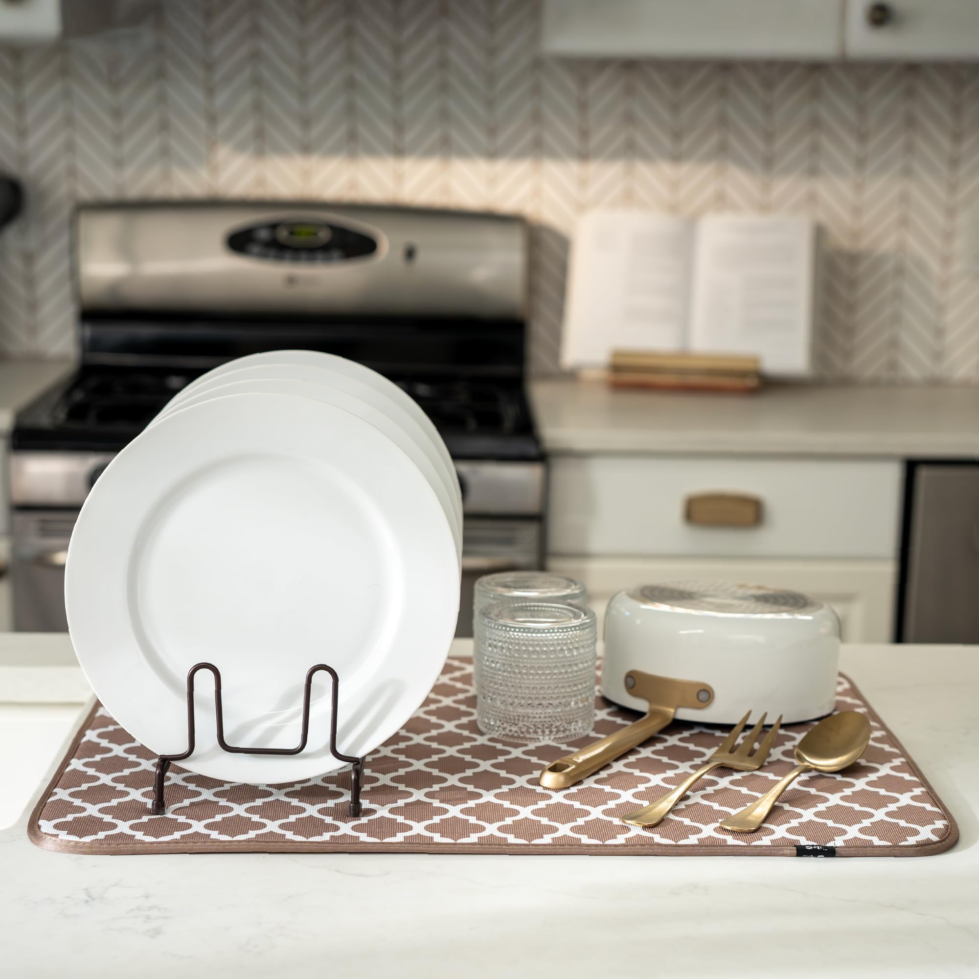 S&T INC. extra-large mat cushions delicate dishes like wine glasses.