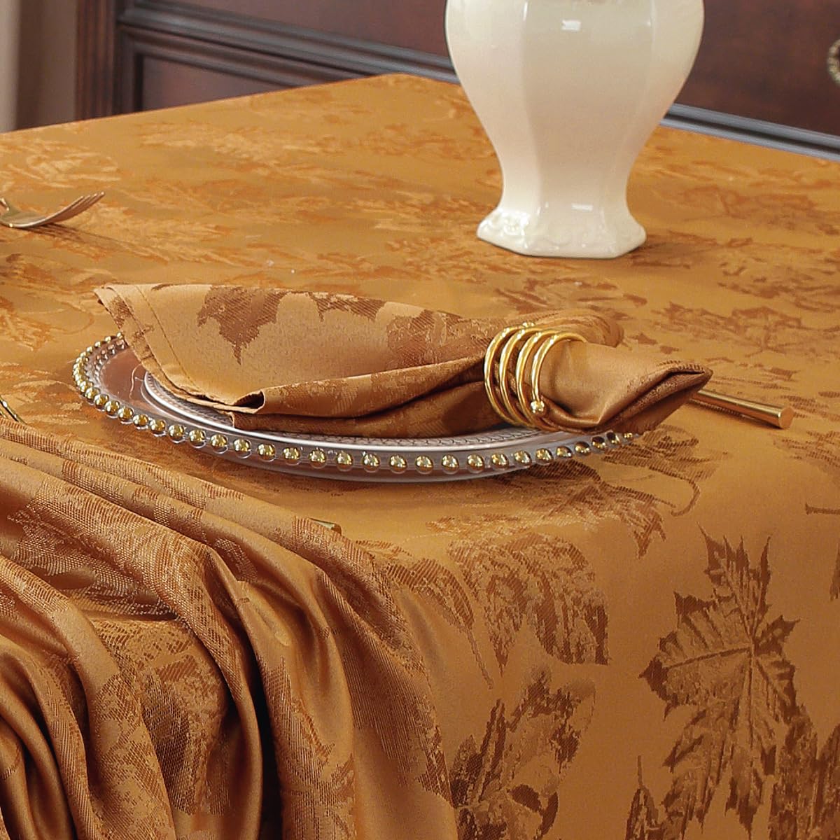 Indoor/outdoor dining with SASTYBALE fall tablecloth