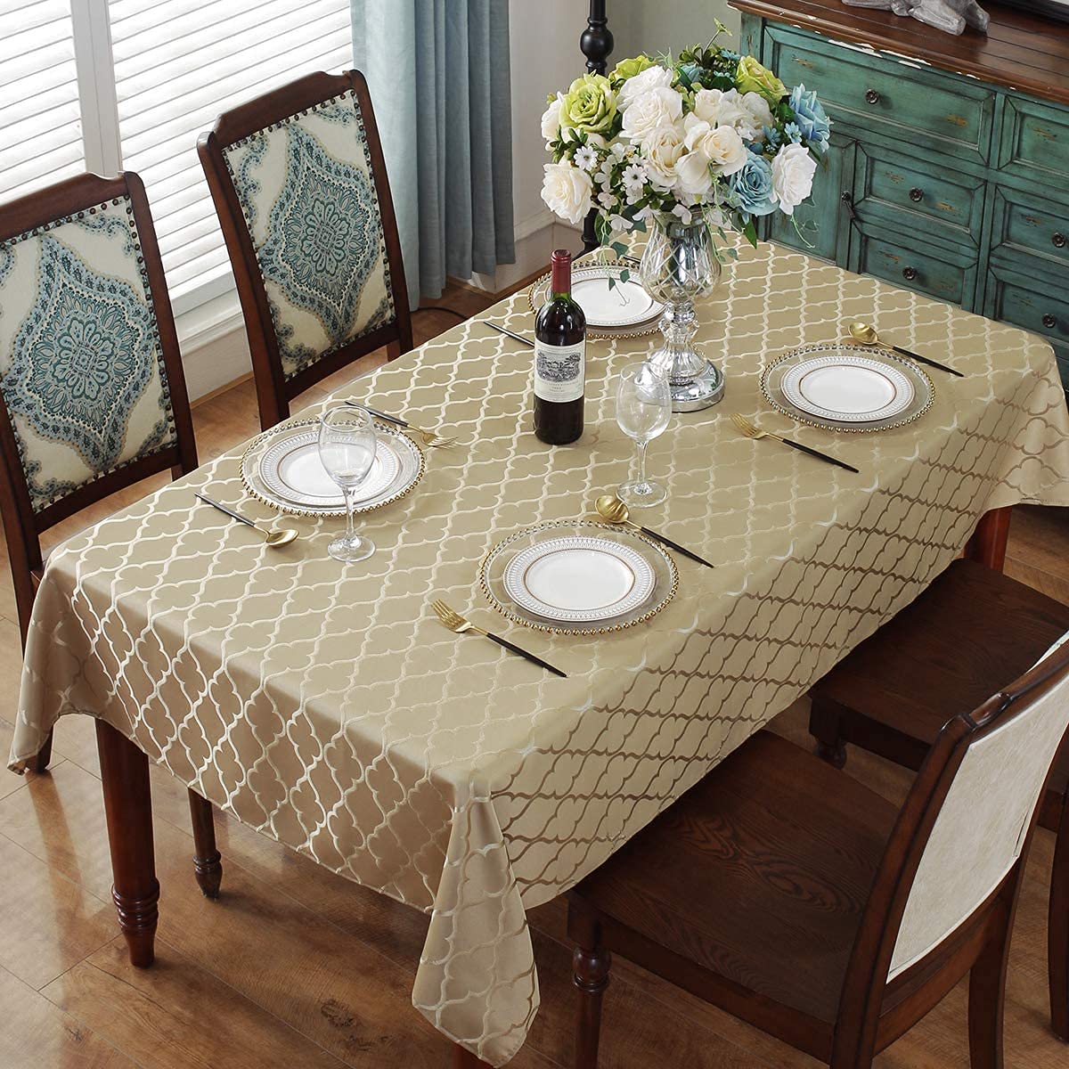 SASTYBALE jacquard tablecloth dining scene shows stylish family meals.