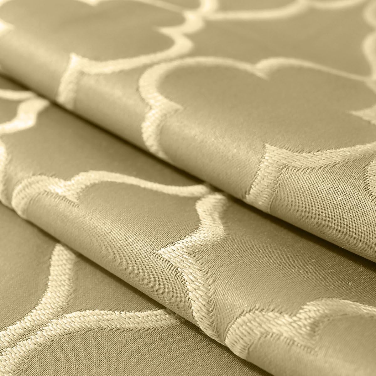 Dust-proof finish on SASTYBALE tablecloth helps keep surface clean between meals.