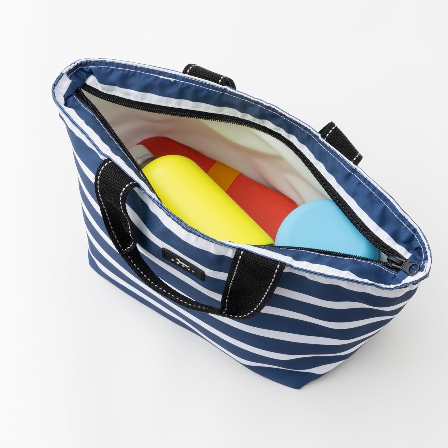 SCOUT Nooner durable fabric and sturdy zippers withstand daily use.
