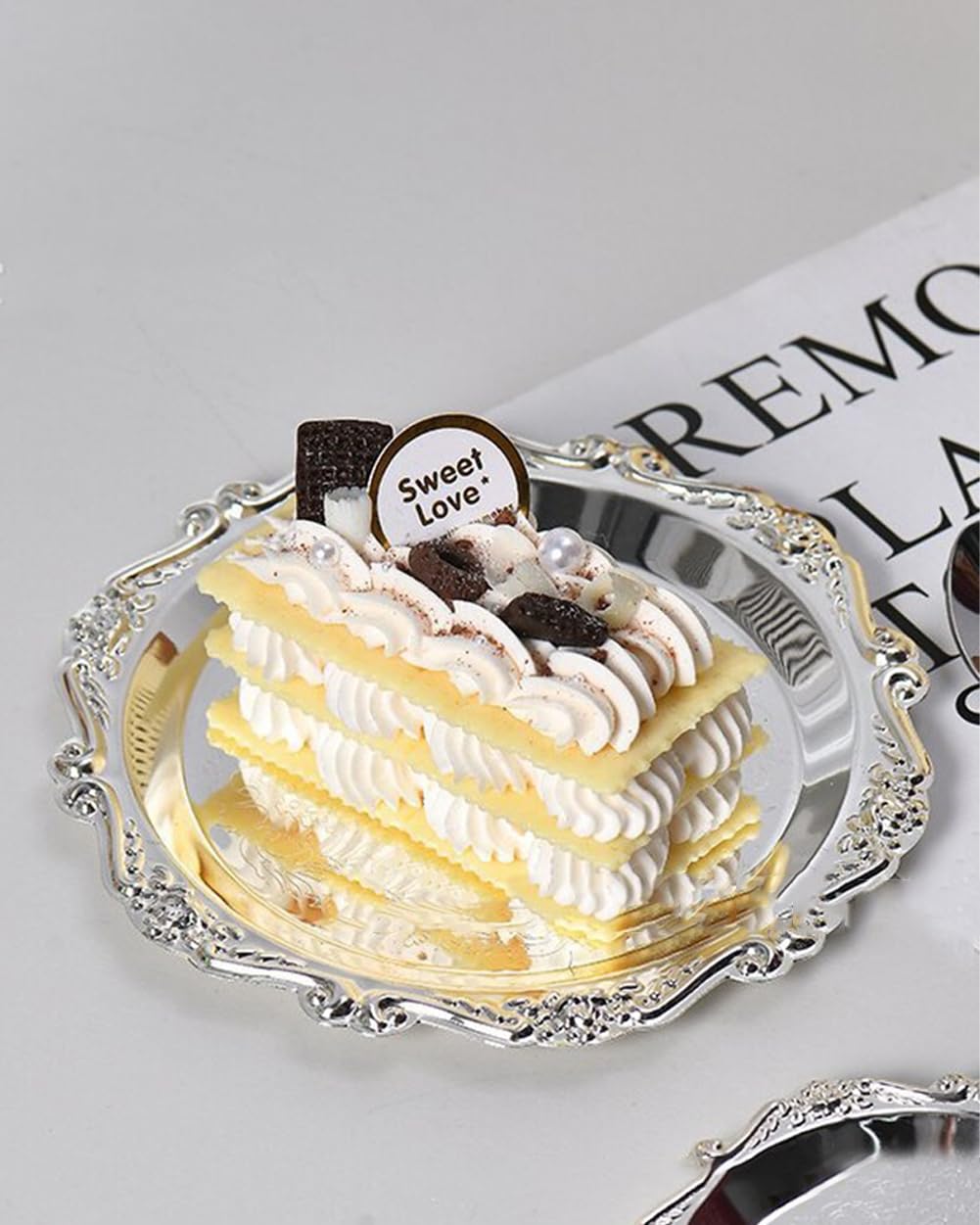 Seek Rare cupcakes and cookies tray, ideal for desserts and gatherings.