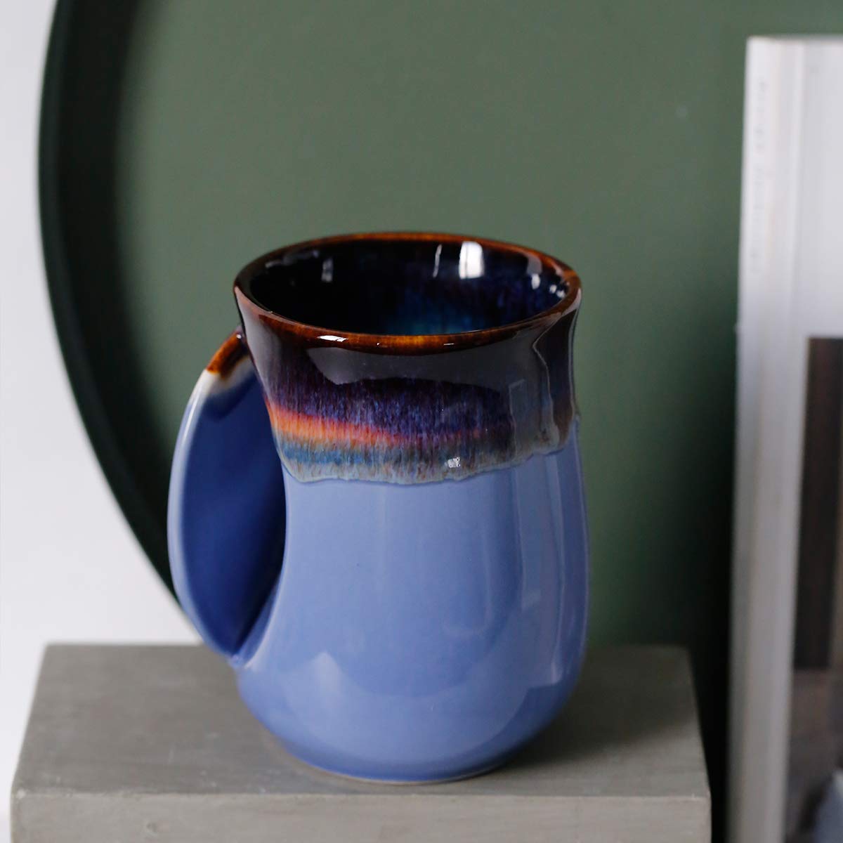 View of the mug handle and comfortable grip for easy holding.