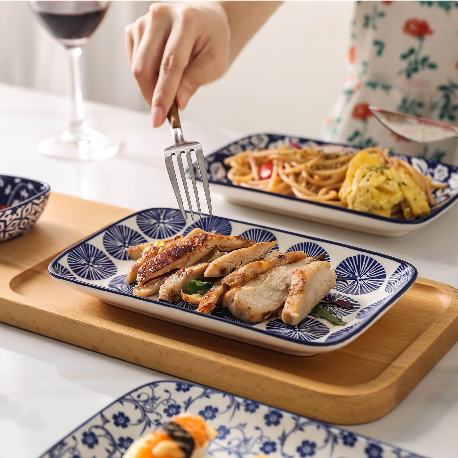 Selamica blue plate on table with salad showcasing fresh dining.