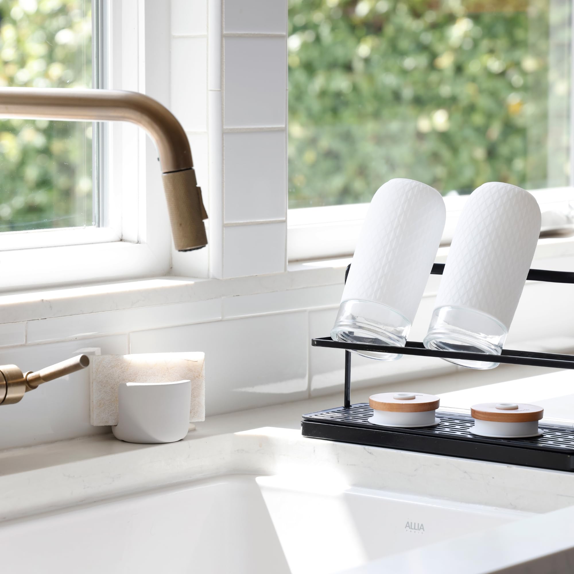 Selegna compact design sponge holder fits small kitchen counters.
