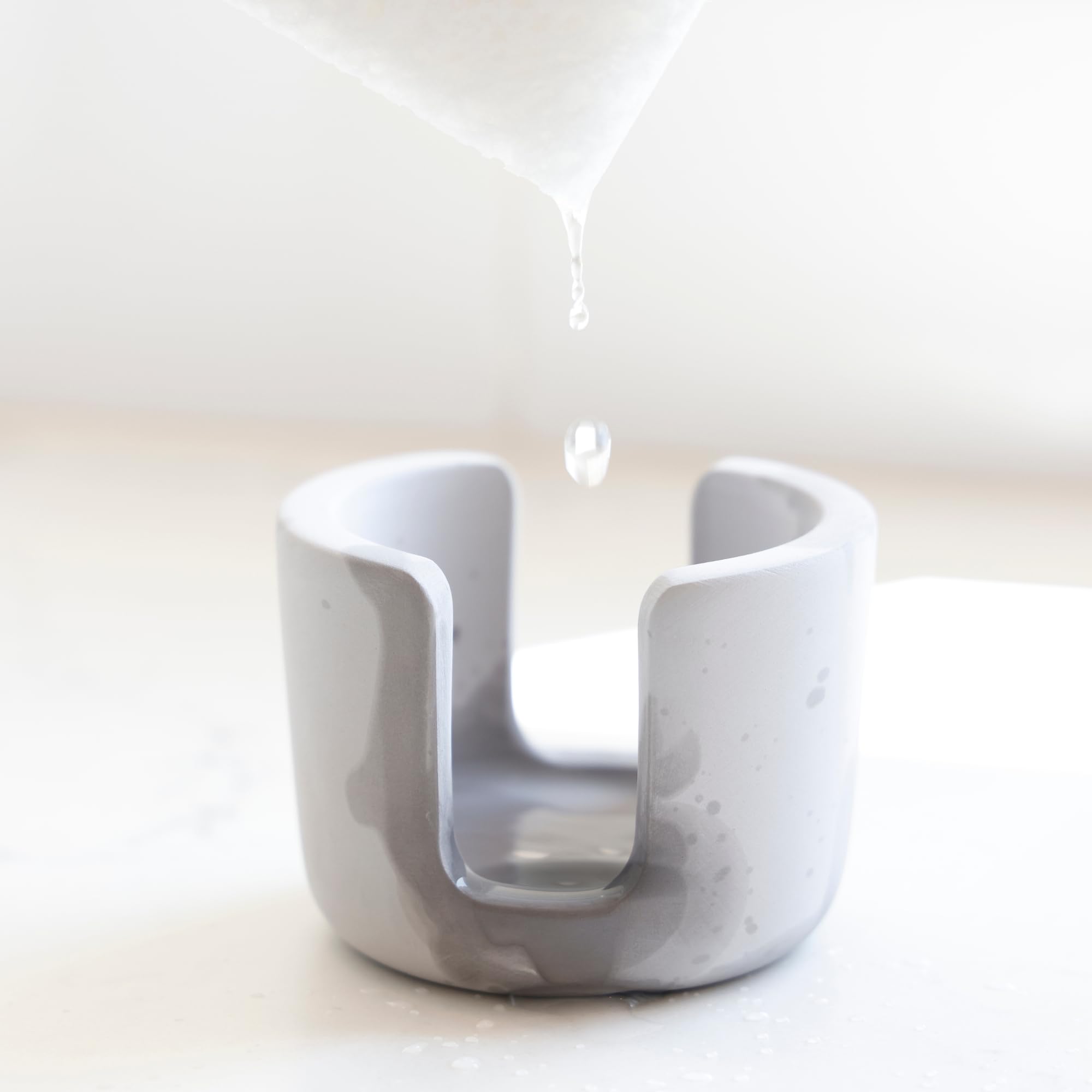 Selegna sponge holder close-up, showing absorbent diatomite material for quick water drying.