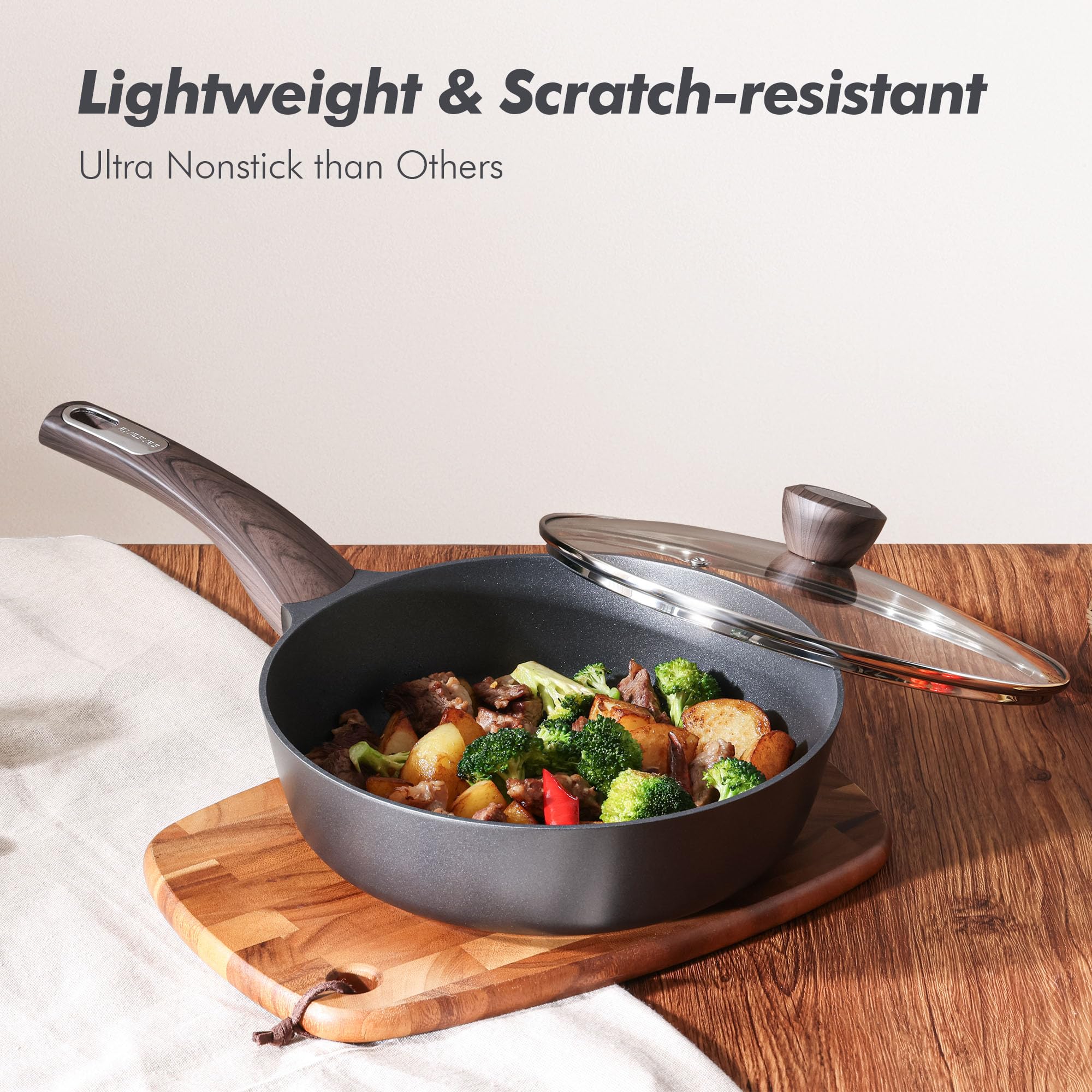 Sensarte 1.5qt saucepan with lid ideal for sauces.