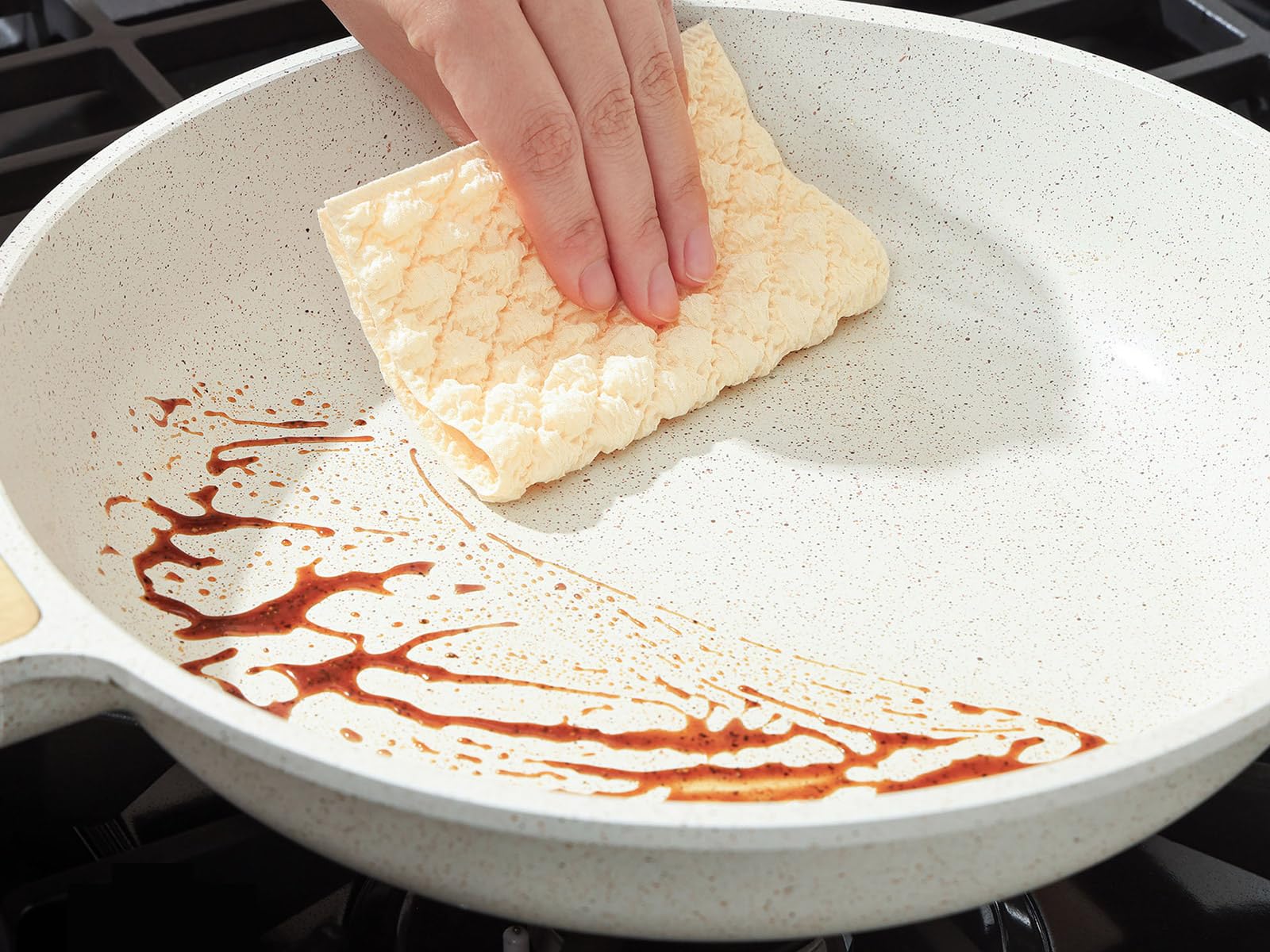 SENSARTE woodgrain grip design provides comfortable, secure hold while cooking.