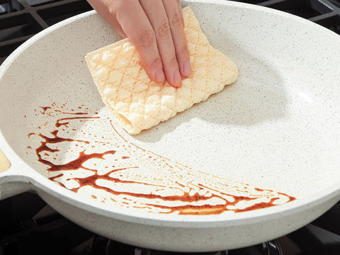 SENSARTE woodgrain grip design provides comfortable, secure hold while cooking.