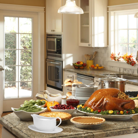 ShineMe 14oz gravy boat creates neat table presentation with saucer.