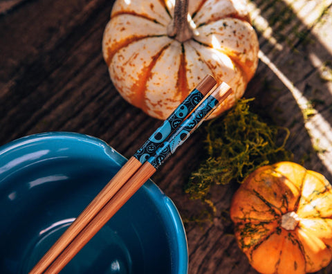 Silver Buffalo bowl with built-in chopstick rest to keep noodles tidy