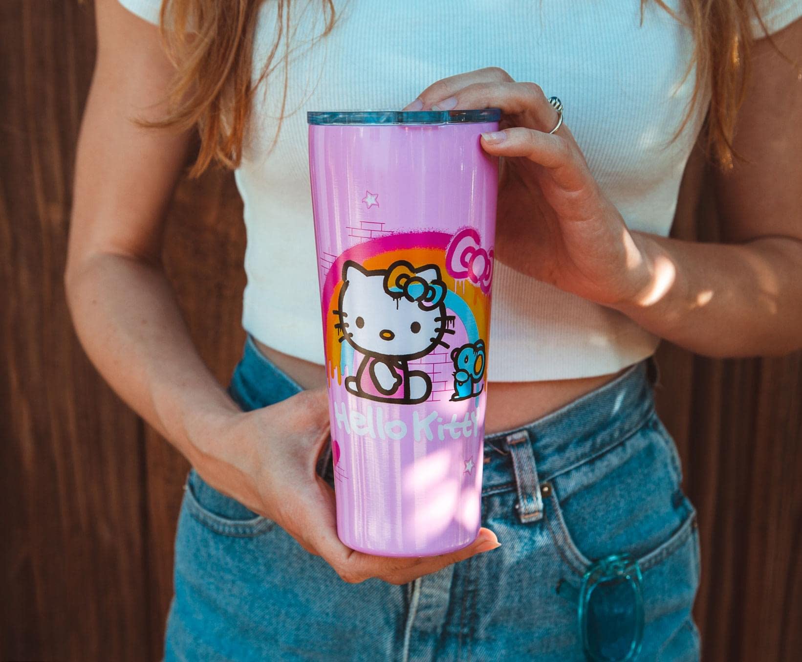 Silver Buffalo double-walled insulation keeps drinks at stable temperature.