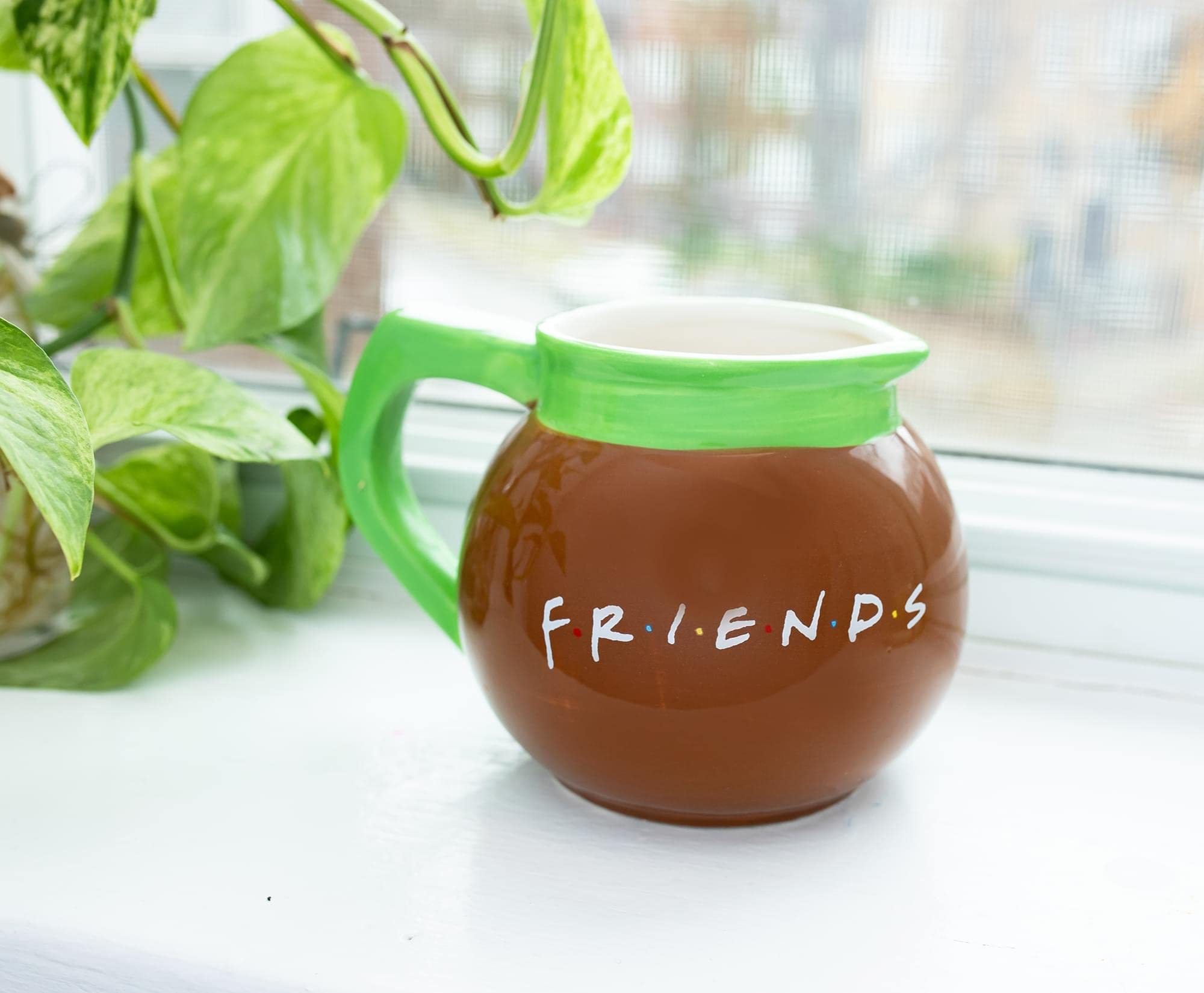 Silver Buffalo Central Perk mug makes a thoughtful gift for Friends enthusiasts.