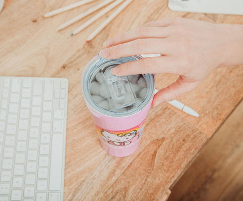 Secure lid and reusable straw support mess-free sipping on the go.
