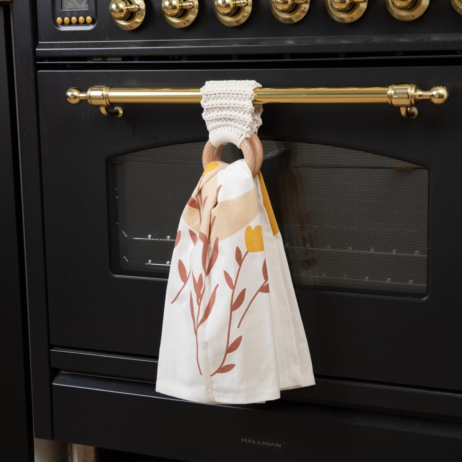 SKILLEDSLICING cream towel holder on door handle demonstrates spill-ready convenience.