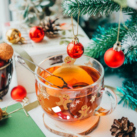 Sliner Irish glass mug with gingerbread pattern for festive vibes.