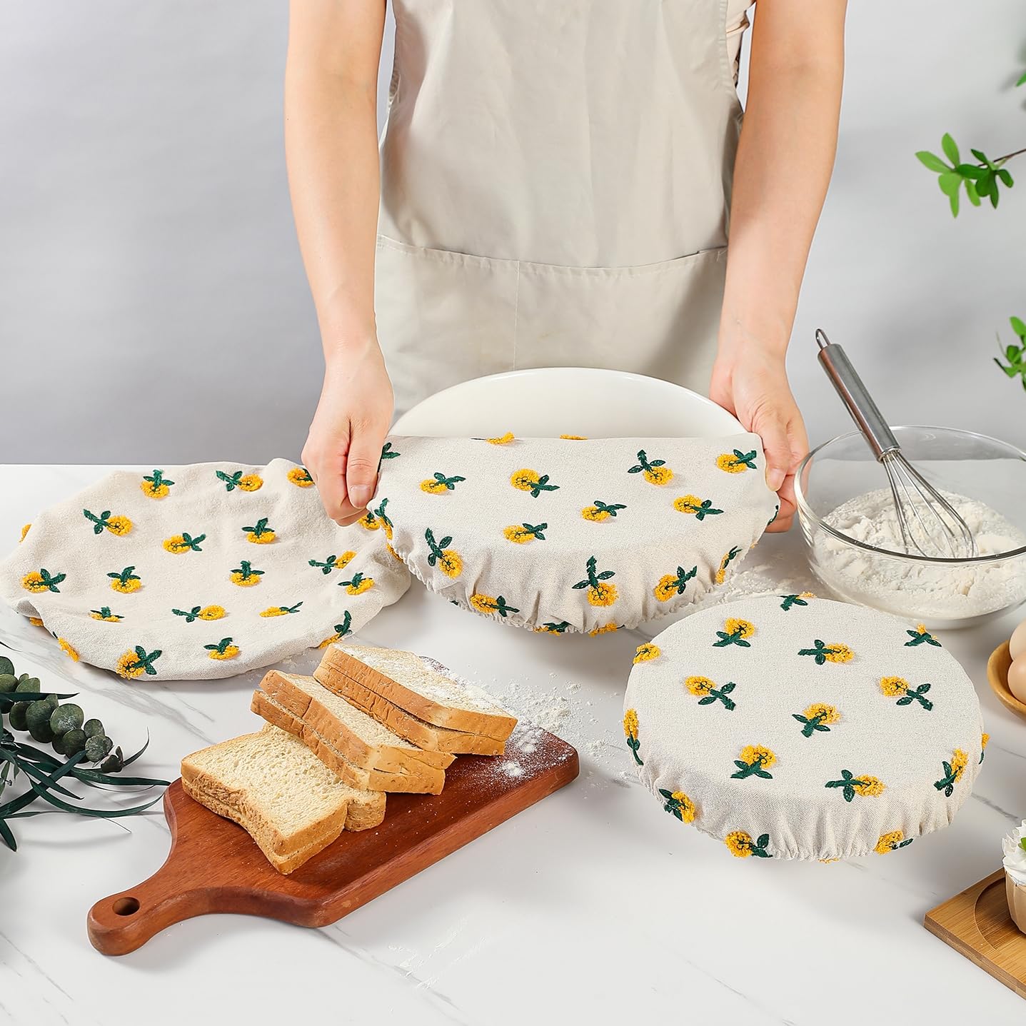 Three sizes with elastic rim ensure snug fit on any bowl