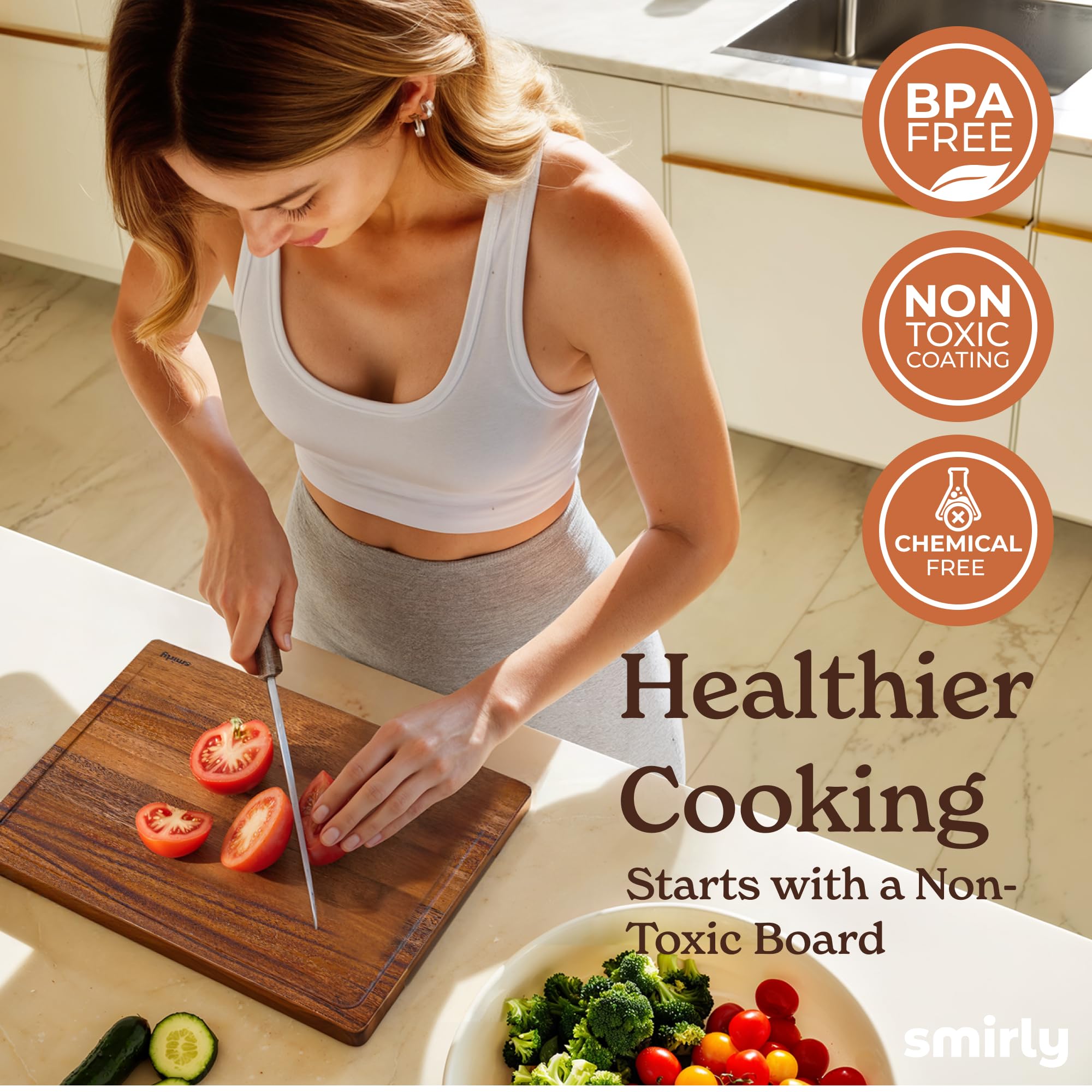 SMIRLY holder display keeps cutting boards neatly organized.
