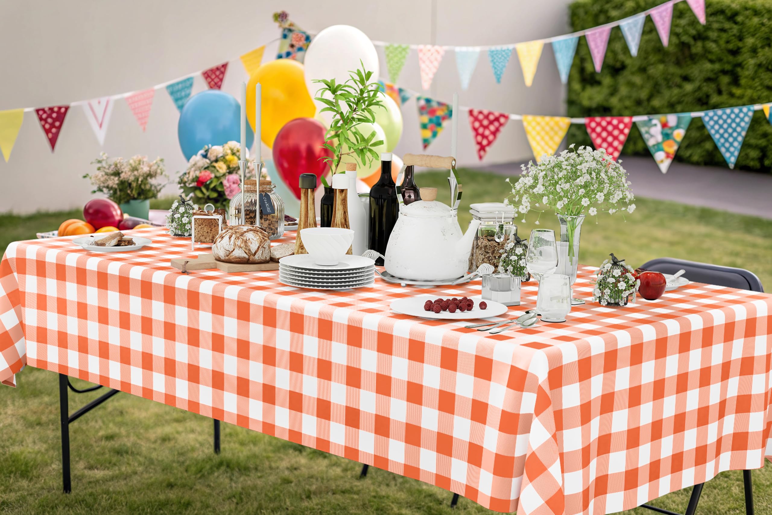 Smiry wedding banquet tablecloth adds elegance while guarding tabletops from stains.
