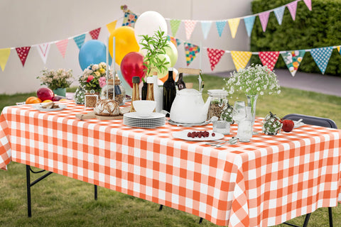 Smiry wedding banquet tablecloth adds elegance while guarding tabletops from stains.