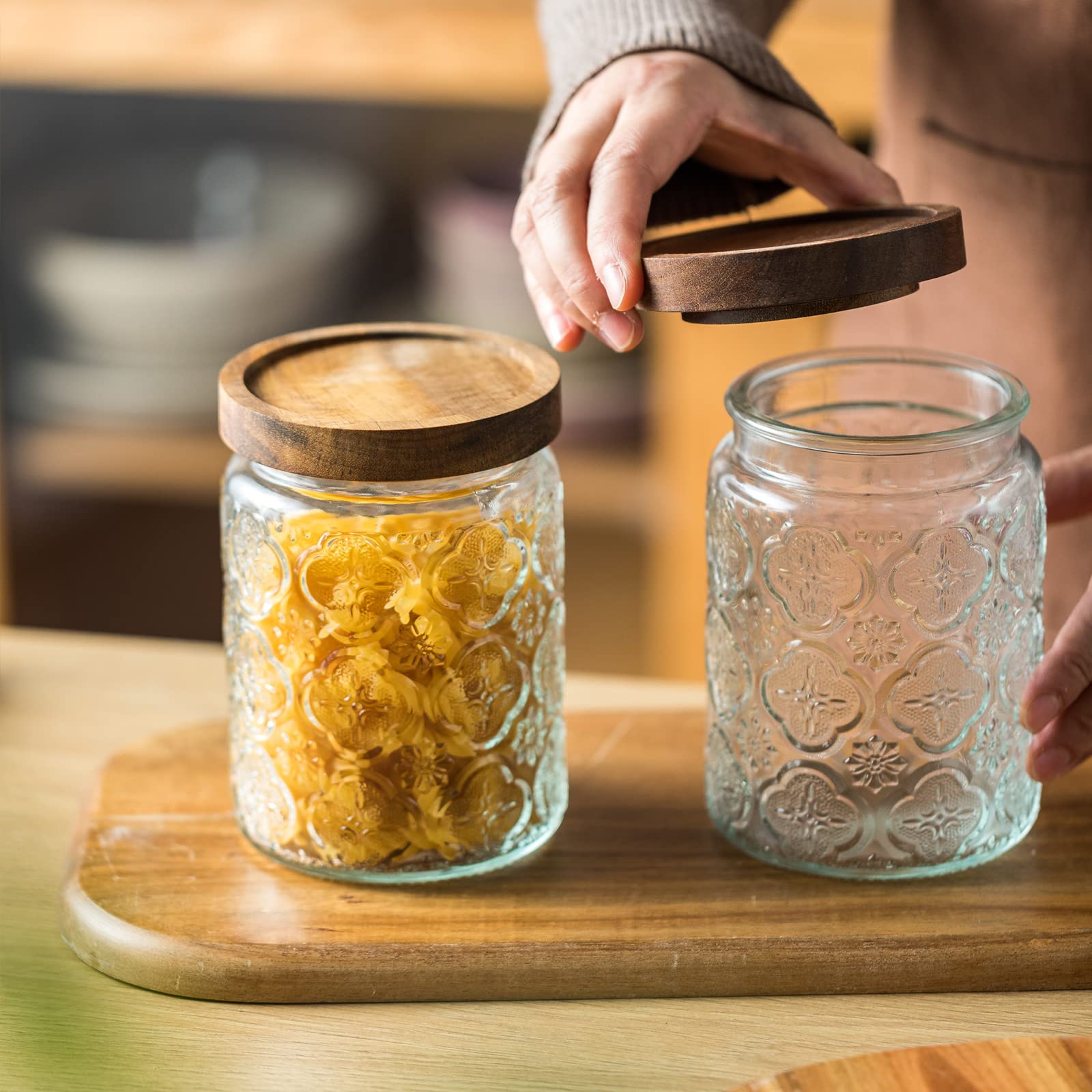 Snminetal vintage jar with wooden lid preserves snacks and tea properly.