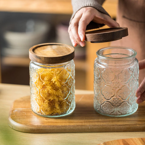 Snminetal vintage jar with wooden lid preserves snacks and tea properly.
