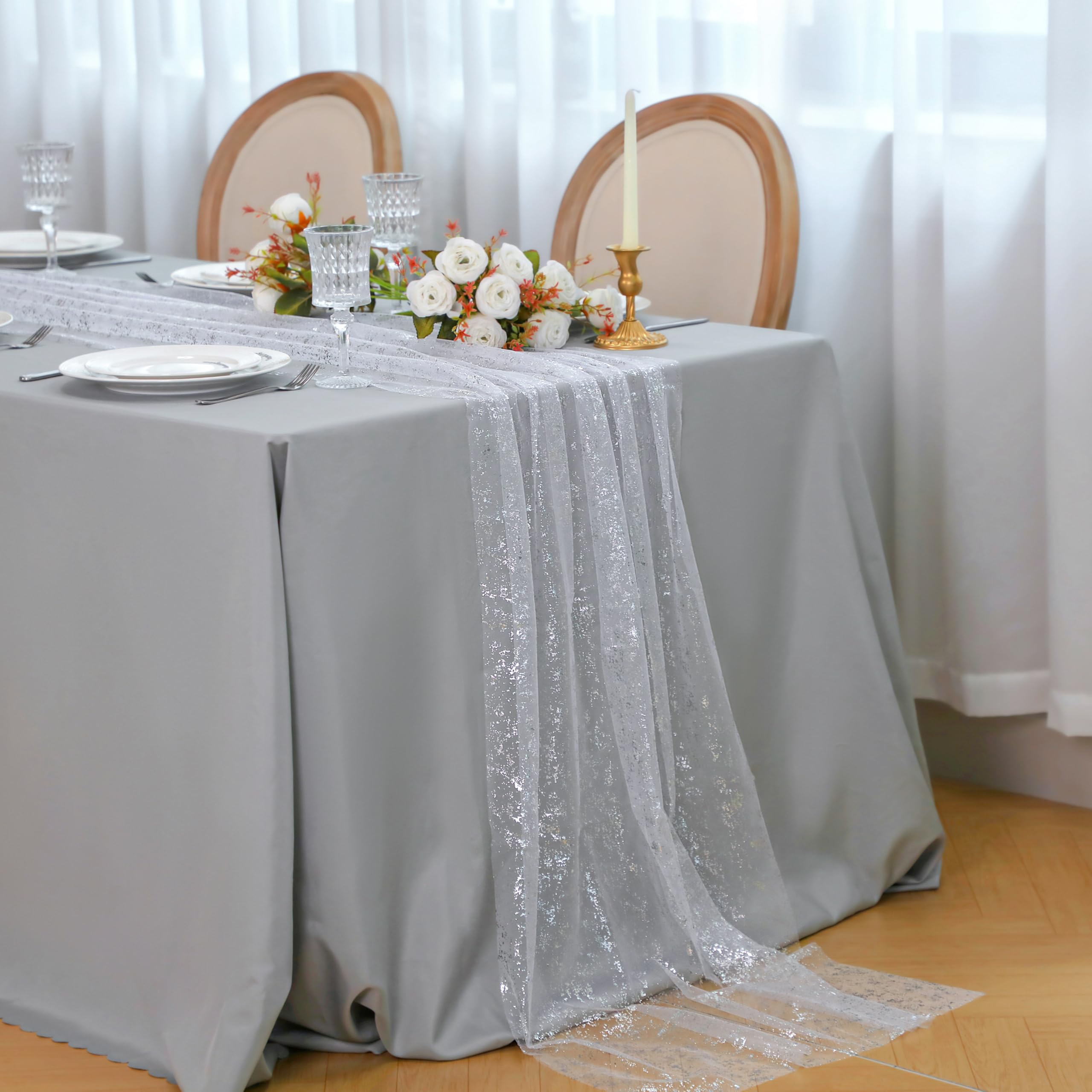 Snowkingdom wedding table decoration highlighting sparkle and romance.