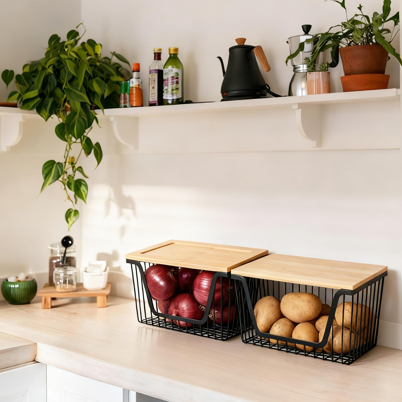 Snpwne wire basket in stainless steel with breathable perforations.