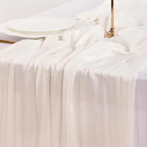 Socomi table runner at tea party creates relaxed ambiance with wrinkled texture