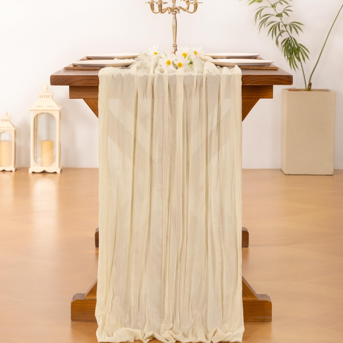 Socomi wedding runner beige, soft cheesecloth texture complements centerpieces and photos.