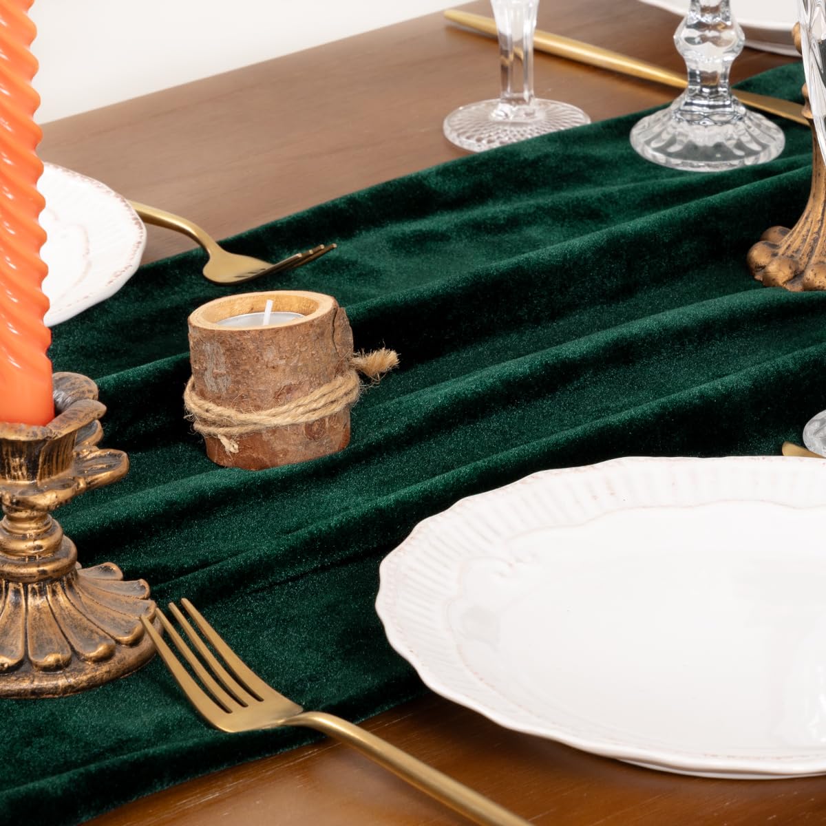 Socomi velvet runner on Christmas dinner table creates festive ambiance.
