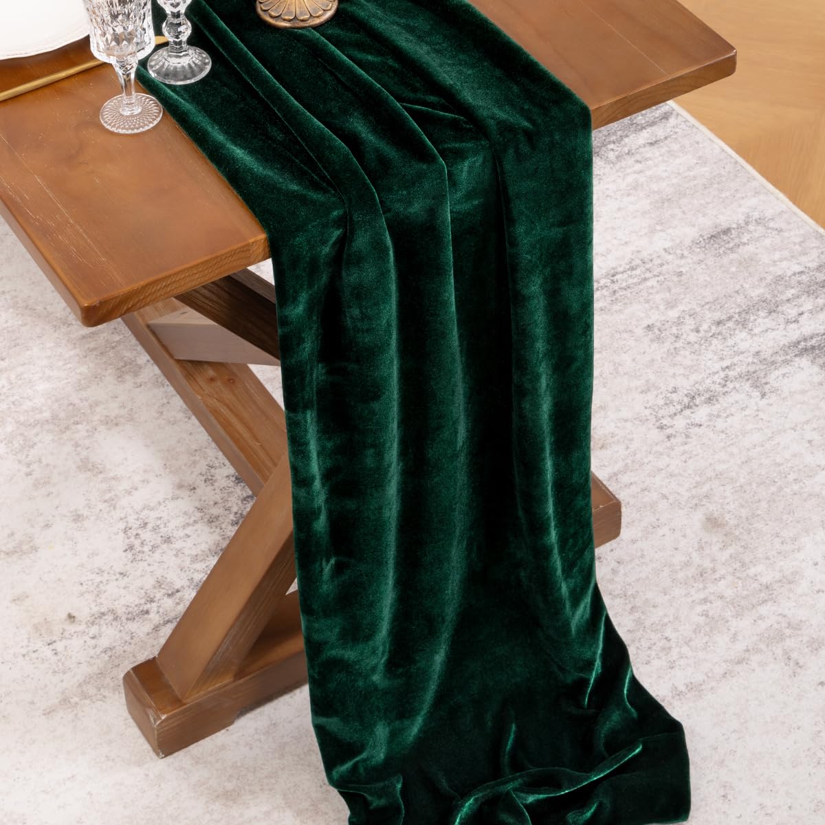 Socomi green velvet runner uses wrinkle-resistant fabric for a smooth look.