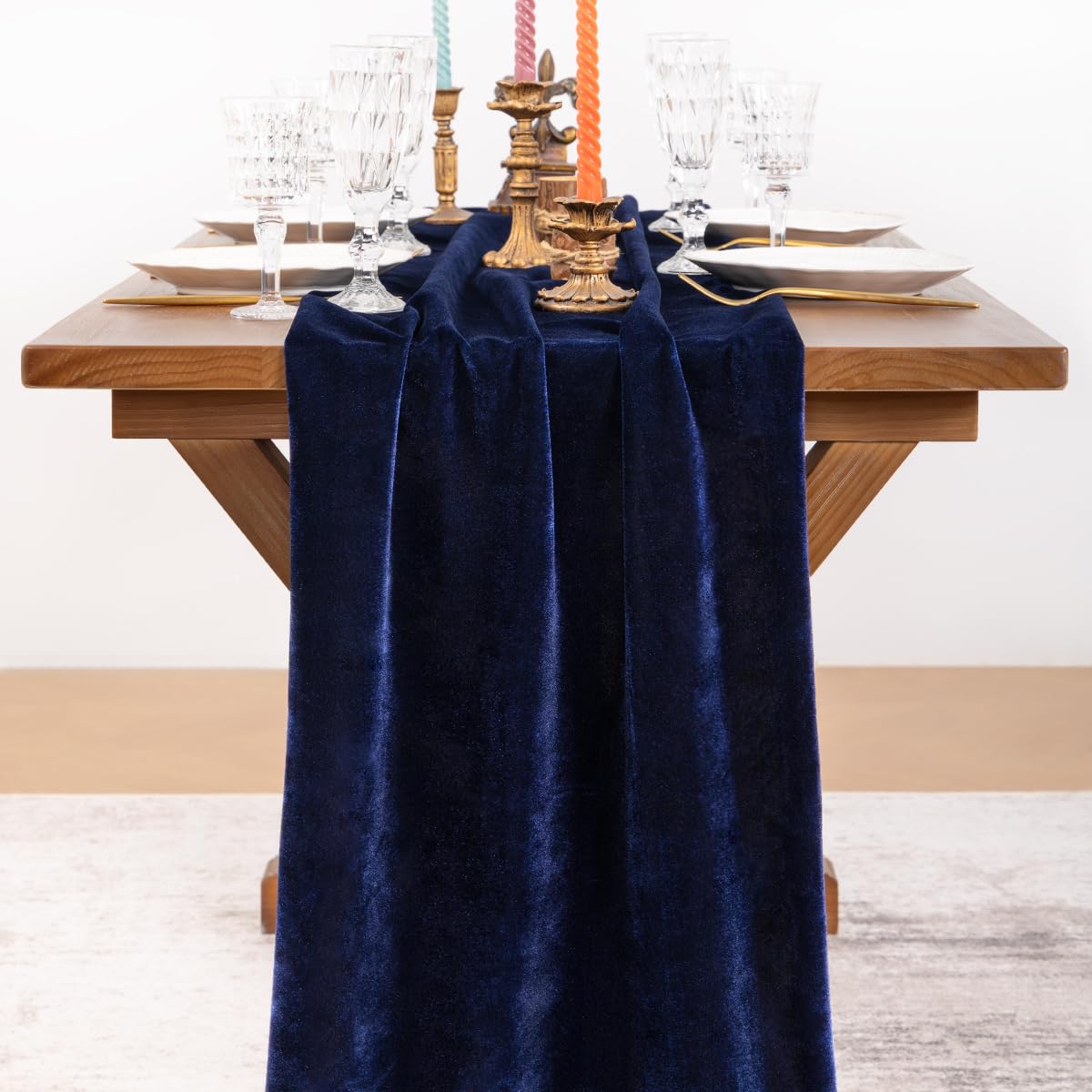 Socomi navy blue velvet table runner on wedding table creating elegant ambiance.