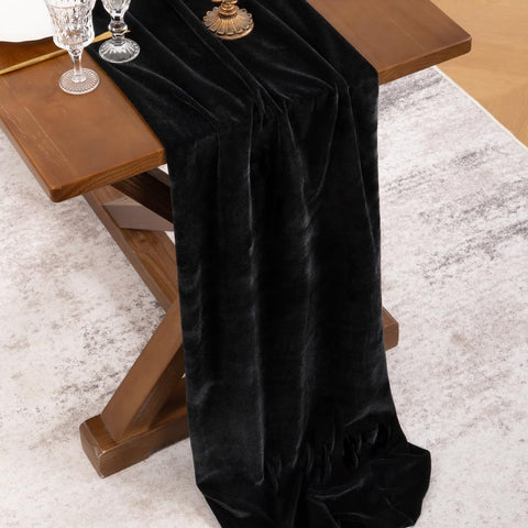 Socomi velvet runner draped on a table for a refined wedding setup