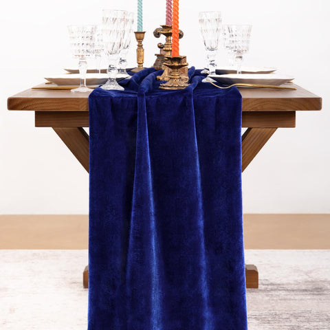 Socomi velvet table runner with edge stitching for a neat banquet look.