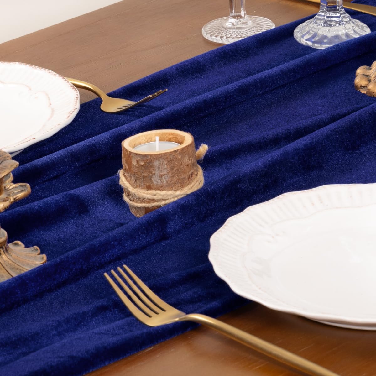 Socomi wedding banquet table runner suited for weddings and upscale events.