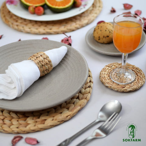 SOKFARM water hyacinth ring set elevates Christmas table decor.