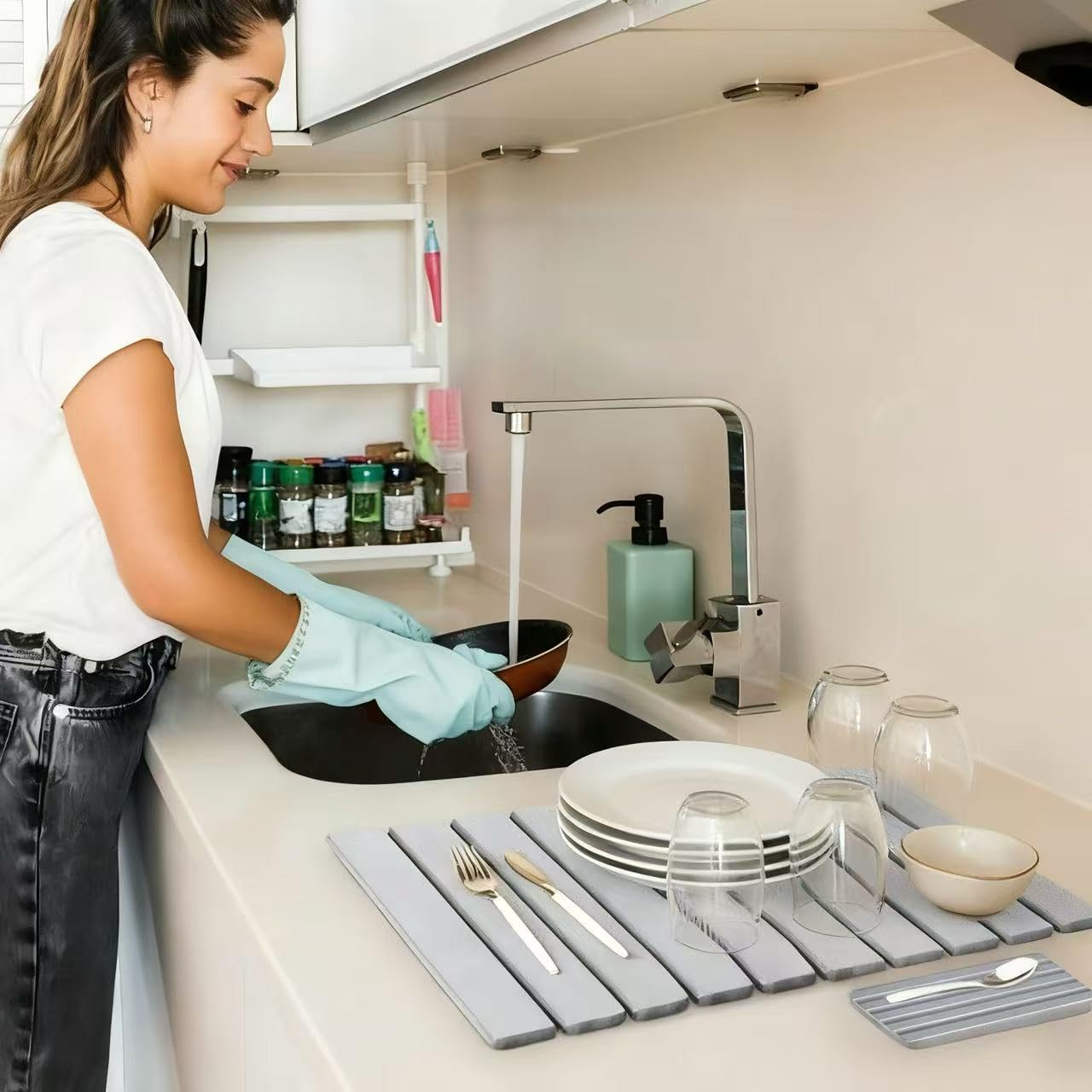 SOKINCLR drying mat with glassware promotes quick drying and air circulation.