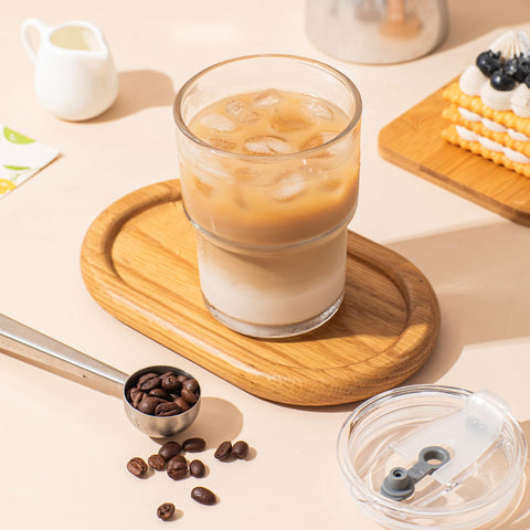 SoulTimes lid and glass straw ensure spill-free sipping.