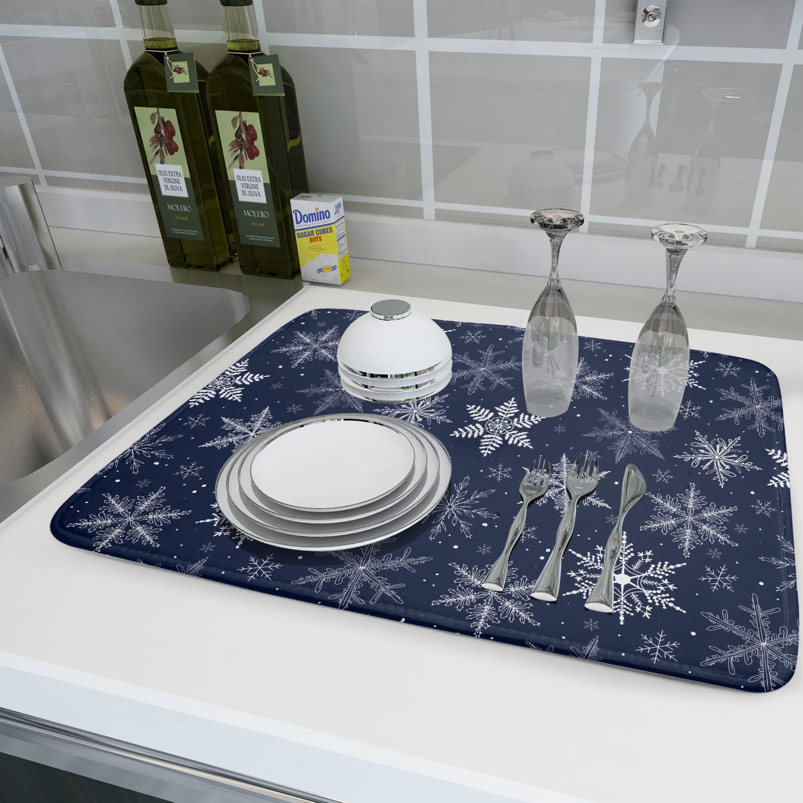 Machine washable and quick drying for easy kitchen care.