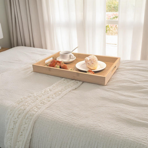 Sprieny easy-clean tray resists stains and wipes clean.