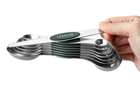 Spring Chef leveler included measuring spoon close-up in pine green