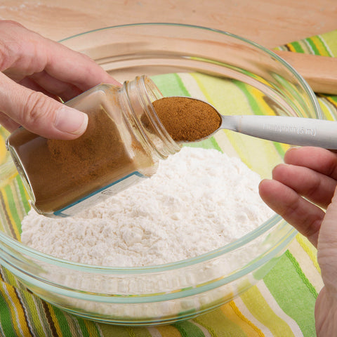 Spring Chef long ergonomic handles offer comfortable, stable filling.