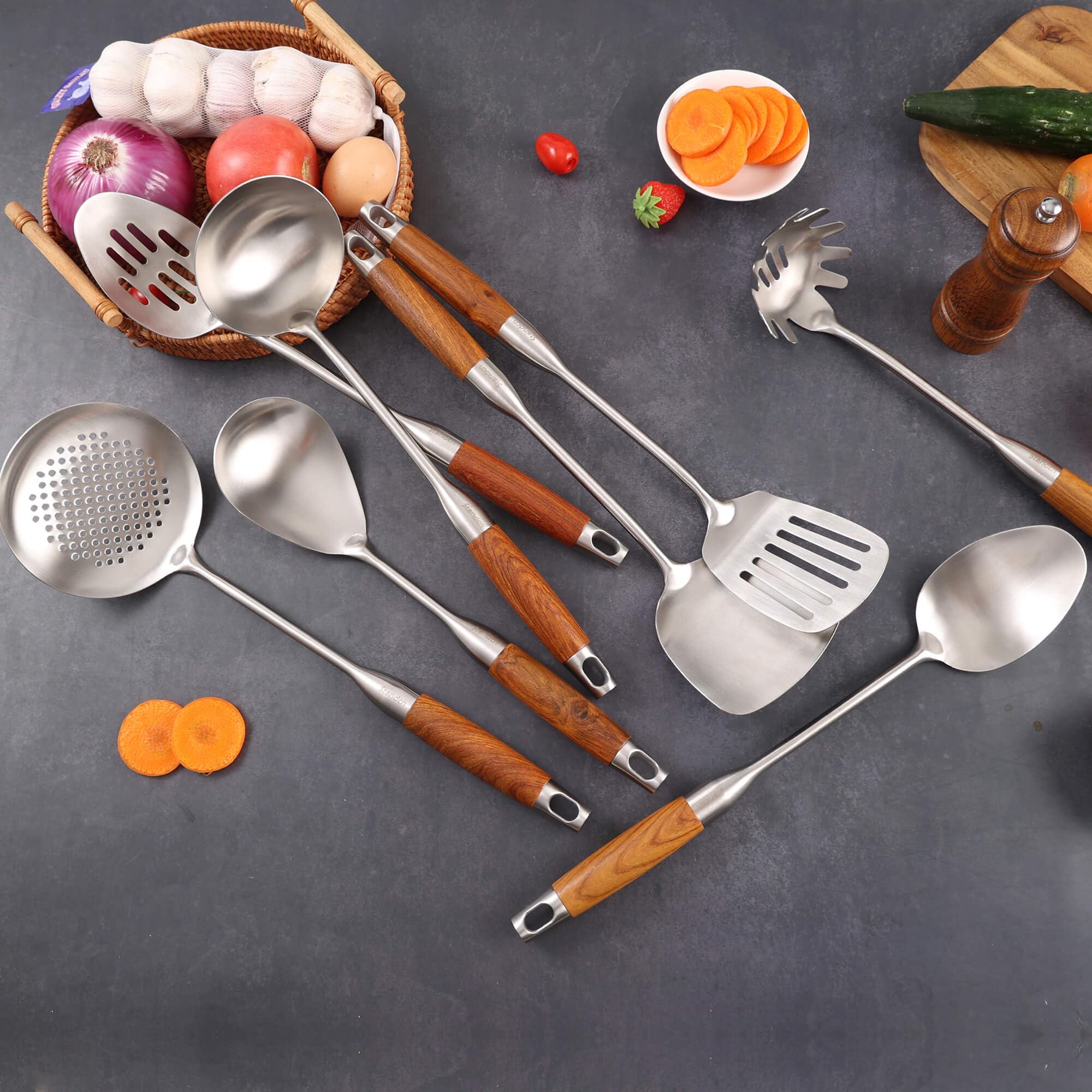Standcn rosewood-spaghetti-server helps portion pasta without clumping for neat servings